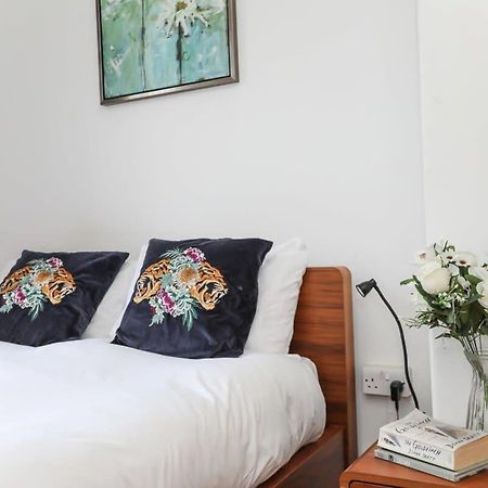 2 Bedroom Apartment In Waterloo Central Лондон Экстерьер фото