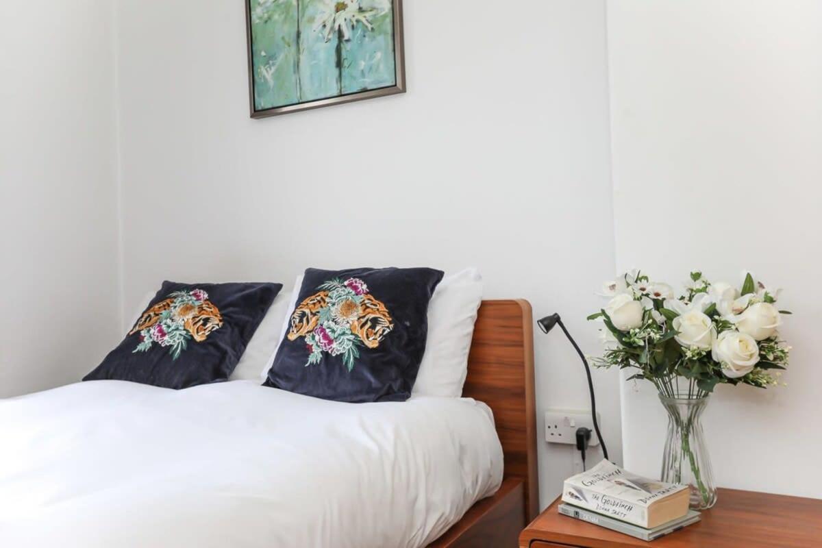 2 Bedroom Apartment In Waterloo Central Лондон Экстерьер фото